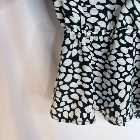 Who What Wear Vneck Peplum Long Sleeve Black White Maximal Blouse Size Medium - Picture 7 of 10